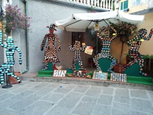 Bancarella di calamite in paese