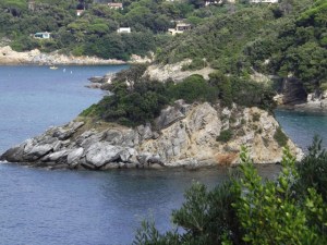 Isolotto in una delle tante cale