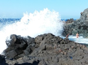 Ondata che riempie il laghetto delle ondine