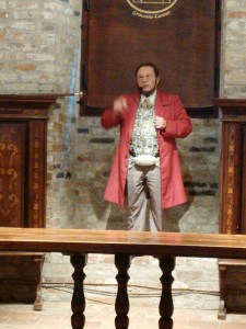 Guida turistica all'interno del castello... chi vi ricorda?